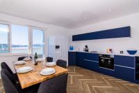 Kuchyňa alebo kuchynka v ubytovaní Seafront Luxury Apartments Fun