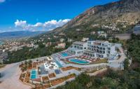 Una vista aérea de un complejo turístico con una montaña. en Messinian Icon Hotel &amp; Suites, en Kalamata