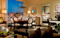 ein Wohnzimmer mit Tisch und Stühlen und ein Schlafzimmer in der Unterkunft Trump International Hotel Las Vegas in Las Vegas