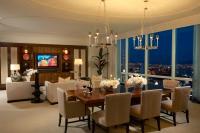 ein Esszimmer mit Tisch und Stühlen und einem großen Fenster in der Unterkunft Trump International Hotel Las Vegas in Las Vegas