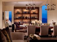 ein Esszimmer mit Tisch und Stühlen in der Unterkunft Trump International Hotel Las Vegas in Las Vegas