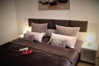 Postel nebo postele na pokoji v ubytování SALZHAUSBLICK BUSINESS APARTMENTS - Zentrale Lage am Salzhaus - MwSt-Rechnung verfügbar