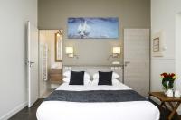 Hôtel Les Vignes de la Chapelle, "The Originals Relais"にあるベッド