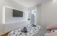Televízia a/alebo spoločenská miestnosť v ubytovaní Luxury Apartments Novigrad
