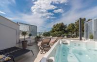 Bazén v ubytovaní Luxury Apartments Novigrad alebo v jeho blízkosti