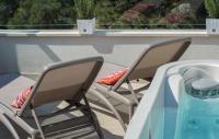 Bazén v ubytovaní Luxury Apartments Novigrad alebo v jeho blízkosti