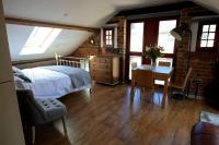 Un dormitorio con una cama y un escritorio con una mesa. en Victorian Penthouse Apartment, en Gloucester