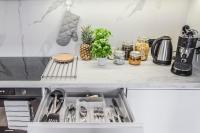 Kuchyňa alebo kuchynka v ubytovaní MyCherry - Old Town Apartment - Księcia Witolda 11