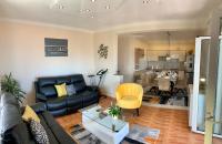 Część wypoczynkowa w obiekcie Duplex Apartment with Private Swimming Pool