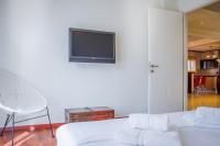 Televízia a/alebo spoločenská miestnosť v ubytovaní Villa Doro Thassos