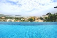Bazén v ubytování WOW Apartment at Unity Patong nebo v jeho okolí