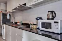 Kuchyň nebo kuchyňský kout v ubytování WOW Apartment at Unity Patong