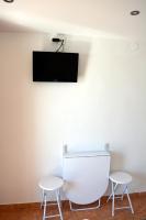 Televízia a/alebo spoločenská miestnosť v ubytovaní Apartments & Room MaDi