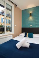 a bedroom with a bed with a blue wall at Résidence AURMAT - Appart - Hôtel - Boulogne - Paris in Boulogne-Billancourt