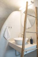 Koupelna v ubytování Stoa Cave Villas