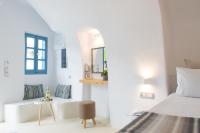 Postel nebo postele na pokoji v ubytování Stoa Cave Villas