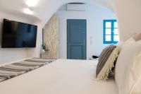Postel nebo postele na pokoji v ubytování Stoa Cave Villas