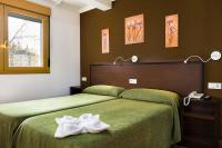 A bed or beds in a room at Hotel San Lázaro