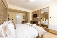 Posteľ alebo postele v izbe v ubytovaní Seven Heaven Premium Suites