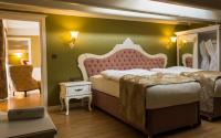 A bed or beds in a room at Yildiz Life Hotel