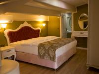 A bed or beds in a room at Yildiz Life Hotel