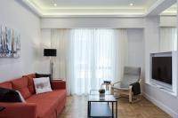 A television and/or entertainment centre at Luxurious Spacious Apt next to Hilton Hotel