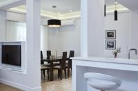 A television and/or entertainment centre at Luxurious Spacious Apt next to Hilton Hotel
