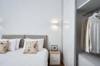 A bed or beds in a room at Luxurious Spacious Apt next to Hilton Hotel