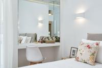 A bed or beds in a room at Luxurious Spacious Apt next to Hilton Hotel