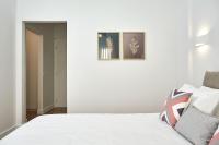 A bed or beds in a room at Luxurious Spacious Apt next to Hilton Hotel