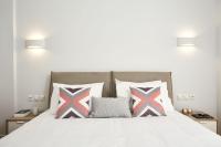 A bed or beds in a room at Luxurious Spacious Apt next to Hilton Hotel