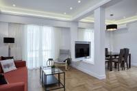 A television and/or entertainment centre at Luxurious Spacious Apt next to Hilton Hotel