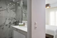 A bathroom at Luxurious Spacious Apt next to Hilton Hotel