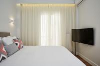 A television and/or entertainment centre at Luxurious Spacious Apt next to Hilton Hotel