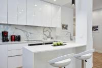 A kitchen or kitchenette at Luxurious Spacious Apt next to Hilton Hotel