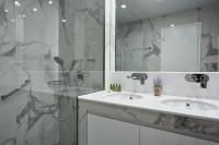 A bathroom at Luxurious Spacious Apt next to Hilton Hotel