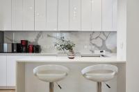 A kitchen or kitchenette at Luxurious Spacious Apt next to Hilton Hotel