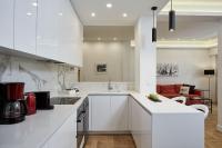 A kitchen or kitchenette at Luxurious Spacious Apt next to Hilton Hotel