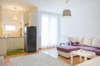 Kuchyňa alebo kuchynka v ubytovaní Cute and Sunny Studio in Zagreb with Balcony & Free Parking