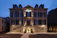 Un edificio con un cartel en el frente. en Edgar Hôtel &amp; Spa - Table Gastronomique, en Saint-Brieuc