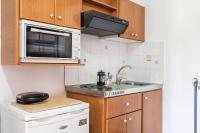 Kuchyň nebo kuchyňský kout v ubytování Androulakis Apartments