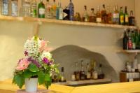 un vaso di fiori seduto su un tavolo con camino di L’Hermitage Hotel & Spa a Orient