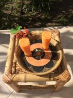 LabuhanpohにあるLombok Villas, Villa KuraKuraの二眼鏡台