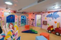 ein Zimmer mit einem Kinderspielzimmer mit Wandgemälde in der Unterkunft Leonardo Privilege Eilat Hotel - All inclusive in Eilat