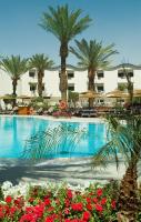 ein Resortpool mit Palmen und roten Blumen in der Unterkunft Leonardo Privilege Eilat Hotel - All inclusive in Eilat