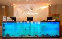 リガにあるBellevue Park Hotel Riga with FREE Parkingの店の前にある大きな青い水槽