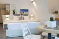 Postel nebo postele na pokoji v ubytování Stoa Cave Villas