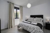 Posteľ alebo postele v izbe v ubytovaní Apartamentos Villa Serali Parking Gratis