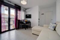 Televízia a/alebo spoločenská miestnosť v ubytovaní Apartamentos Villa Serali Parking Gratis