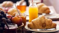 Jedlo v ubytovaní bed & breakfast alebo blízkom okolí